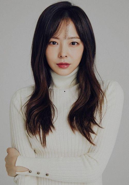 韩国明星娜时,闪耀星途，魅力四溢的韩国女神